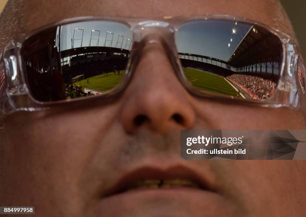 In der Sonnenbrille es Bayernfans spiegel sich das Spielfeld waehrend dem Fussball Bundesliga Spiel FC Ingolstadt 04 gegen FC Bayern Muenchen am 33....