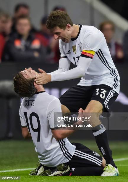 Torjubel bei Mario Goetze nach seinem Tor zum 2:0 Kapitaen Thomas Mueller kommt zum Gratulieren waehrend dem Fussball Laenderspiel Deutschland gegen...