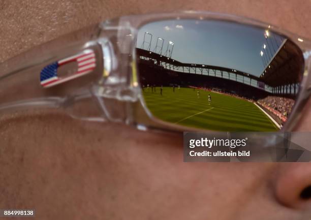 In der Sonnenbrille es Bayernfans spiegel sich das Spielfeld waehrend dem Fussball Bundesliga Spiel FC Ingolstadt 04 gegen FC Bayern Muenchen am 33....