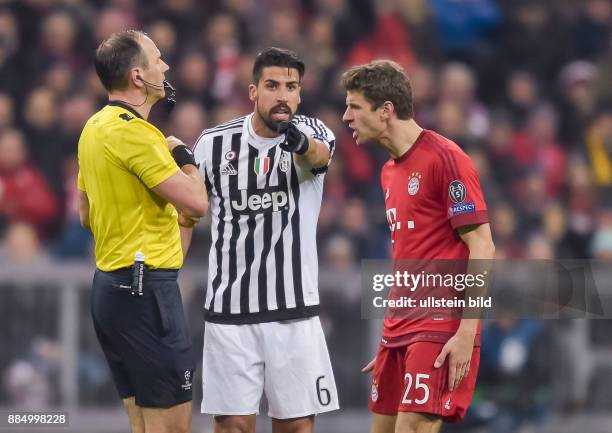 Sami Khedira und Thomas Mueller diskutieren mit dem Schiedsrichter Jonas Eriksson , waehrend dem 1/8 Finalrueckspiel der UEFA Champions League, FC...