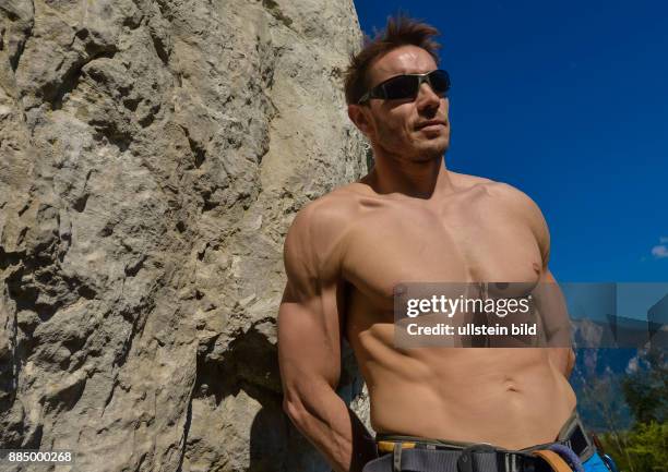 Sportwissenschaftler und TV Moderator Dr. Daniel Gärtner beim Klettern an der Burgruine von Oberaudorf im Inntal, am 5. Mai 2016.