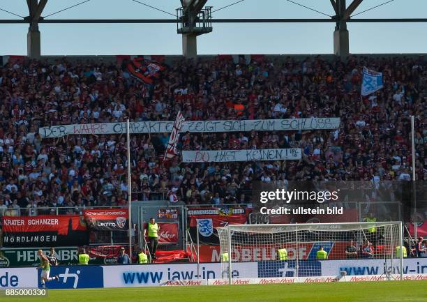 Die Fans von Ingolstadt halten eine Banner hoch bei dem Sie sich zum Wechsel von Trainer Ralph Hasenhuettl mit dem Satz "Der Wahre Charakter zeigt...