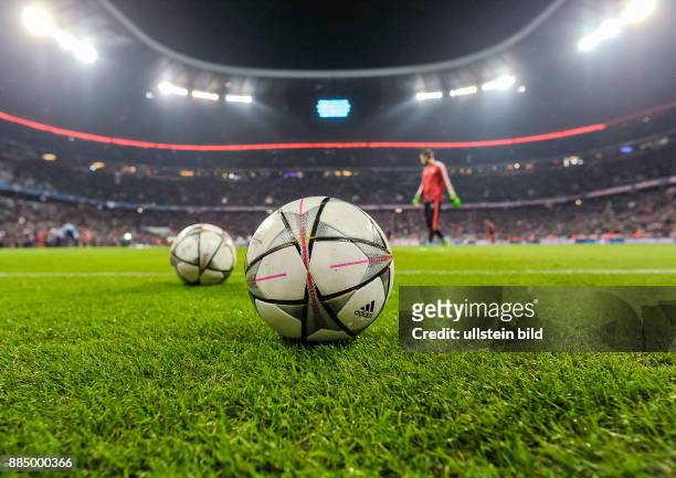 Der offizielle Spielball auf dem Rasen, waehrend dem 1/8 Finalrueckspiel der UEFA Champions League, FC Bayern Muenchen gegen Juventus Turin in der...