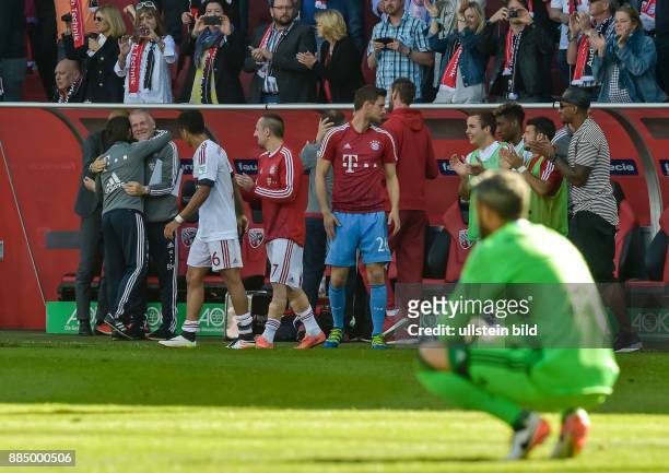 Freude auf der Bayern Bank nach dem Schlusspfiff waehrend dem Fussball Bundesliga Spiel FC Ingolstadt 04 gegen FC Bayern Muenchen am 33. Spieltag der...