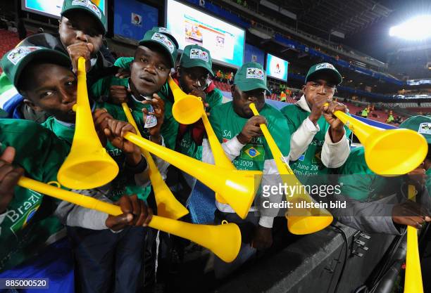 Suedafrika Gauteng / Transvaal Johannesburg - FIFA Konfoederationen-Pokal Suedafrika 2009 - Halbfinale, Brasilien 0 - suedafrikanische Fans blasen in...
