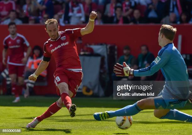 Moritz Hartmann scheitert an Torwart Manuel Neuer waehrend dem Fussball Bundesliga Spiel FC Ingolstadt 04 gegen FC Bayern Muenchen am 33. Spieltag...