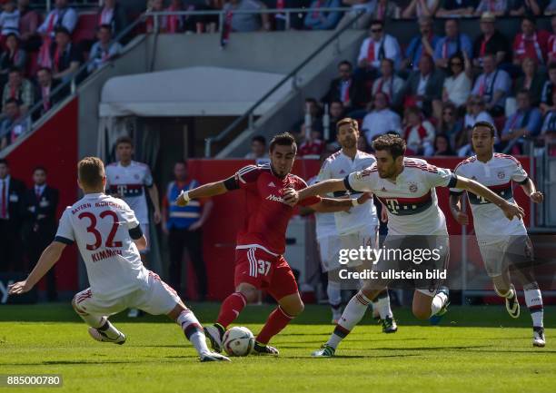 Dario Lezcano Farina im Zweikampf mit Joshua Kimmich und Javi Martinez waehrend dem Fussball Bundesliga Spiel FC Ingolstadt 04 gegen FC Bayern...