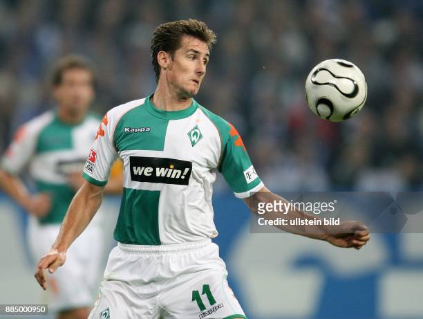Miroslav Klose - Stürmer, SV Werder Bremen, D - fixiert den Ball