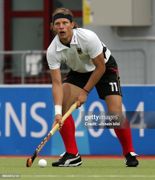 Olympische Spiele 2004 Athen - Hockey, Deutschland 1 - Björn Emmerling in Aktion am Ball