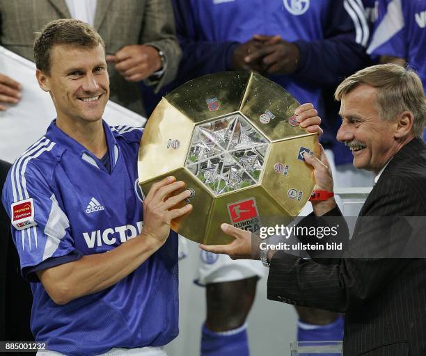 Ebbe Sand Stürmer Mannschaftskapitän FC Schalke 04; Dänemark: präsentiert die Trophäe des Liga-Pokals nach dem 1:0-Sieg im Finale über den VfB...