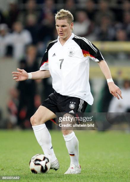 Bastian Schweinsteiger Mittelfeldspieler Nationalmannschaft; D: in Aktion am Ball