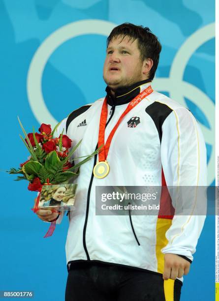 China - Peking Beijing: Olympische Spiele 2008 - Gewichtheben - Klasse ueber 105 kg - Matthias Steiner , Olympiasieger im Zweikampf - mit...