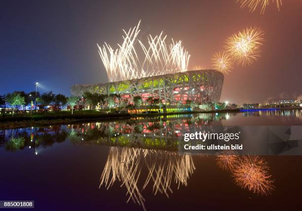 China - Peking Beijing: Olympische Spiele 2008; Eroeffnungsfeier; Feuerwerk ueber dem National Stadion -