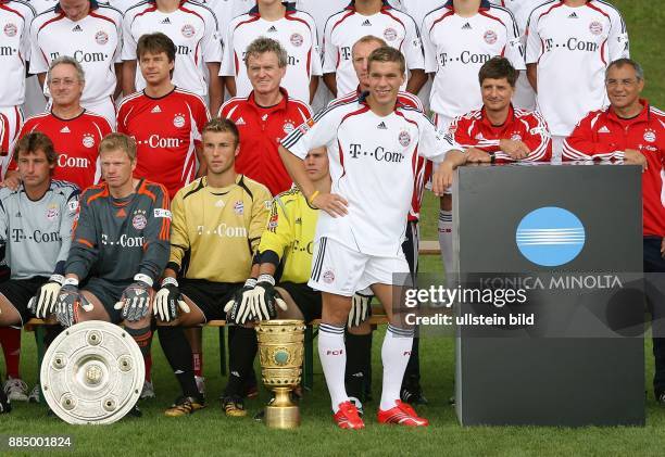 Lukas Podolski - Stürmer, FC Bayern München, D: steht vor seinen Teamkollegen bei Werbeaufnahmen für den Kamerahersteller Konica Minolta