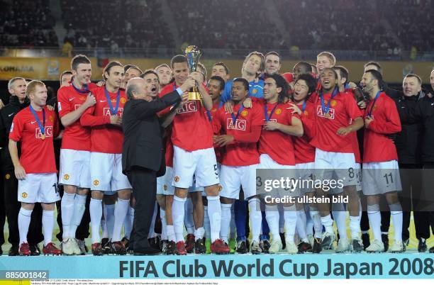 Japan - Yokohama: FIFA Klub-WM Japan 2008 - Finale, Liga de Quito - Manchester United 0:1 - Siegerehrung fuer ManU: FIFA-Praesident Joseph Blatter...