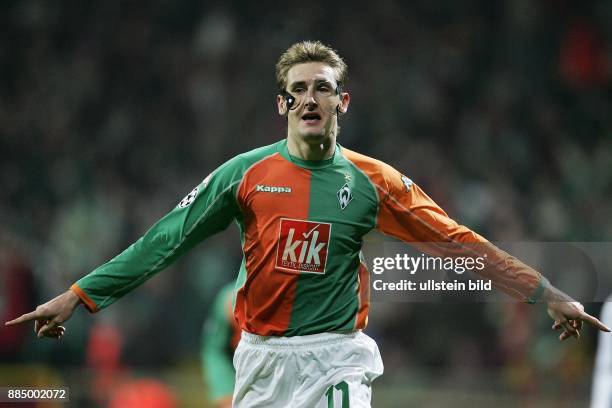 Miroslav Klose Stürmer SV Werder Bremen; D: trägt eine Gesichtsmaske und jubelt mit ausgestreckten Zeigefingern