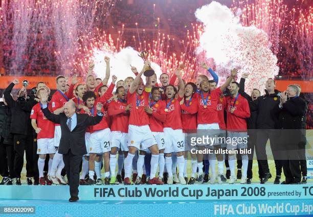 Japan - Yokohama: FIFA Klub-WM Japan 2008 - Finale, Liga de Quito - Manchester United 0:1 - Siegerehrung fuer United: Manchesters Kapitaen Rio...