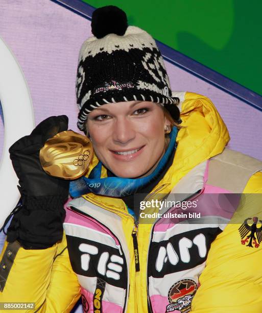 Kanada British Columbia Whistler - 21. Olympische Winterspiele Vancouver 2010 - Ski alpin, Super Kombination Frauen - Maria Riesch praesentiert ihre...