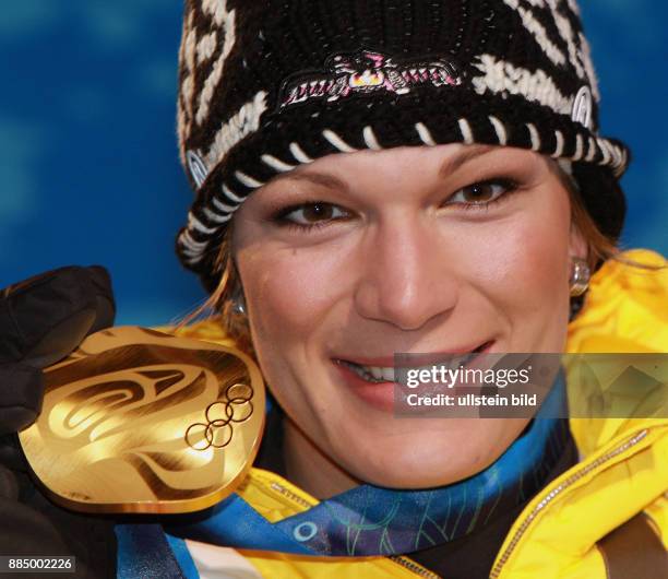 Kanada British Columbia Whistler - 21. Olympische Winterspiele Vancouver 2010 - Ski alpin, Super Kombination Frauen - Maria Riesch praesentiert ihre...