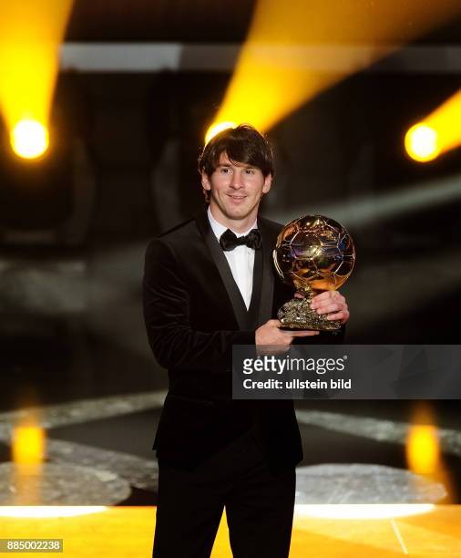 Messi, Lionel - Fussball, Stuermer, FC Barcelona, Argentinien - praesentiert den Preis 'FIFA Ballon d'Or 2010', den Goldenen Ball als Auszeichnung...