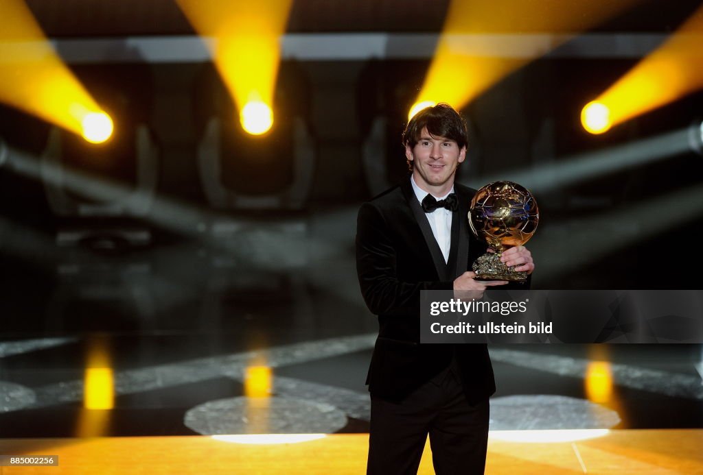 Messi, Lionel - Fussball, Stuermer, FC Barcelona, Argentinien - praesentiert den Preis 'FIFA Ballon d'Or 2010', den Goldenen Ball als Auszeichnung fuer den Weltfussballer des Jahres 2010