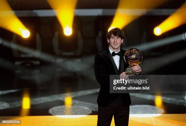 Messi, Lionel - Fussball, Stuermer, FC Barcelona, Argentinien - praesentiert den Preis 'FIFA Ballon d'Or 2010', den Goldenen Ball als Auszeichnung...