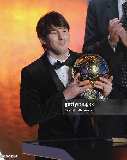 Messi, Lionel - Fussball, Stuermer, FC Barcelona, Argentinien - praesentiert den Preis 'FIFA Ballon d'Or 2010', den Goldenen Ball als Auszeichnung...