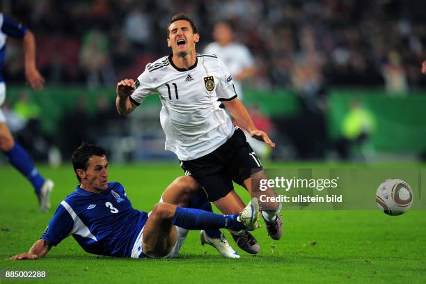 Deutschland Nordrhein-Westfalen Koeln - UEFA EURO 2012, Qualifikation, Gruppe A, Deutschland 1 - Deutschlands Miroslav Klose wird von Aserbaidschans...