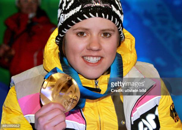 Kanada British Columbia Whistler - 21. Olympische Winterspiele Vancouver 2010 - Ski alpin, Riesenslalom Frauen - Viktoria Rebensburg praesentiert...