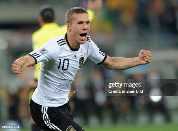 Suedafrika KwaZulu-Natal KwaZulu Natal Durban - FIFA Fussball-WM Suedafrika 2010, Gruppe D, Durban-Stadion, Deutschland 0 - Lukas Podolski jubelt...