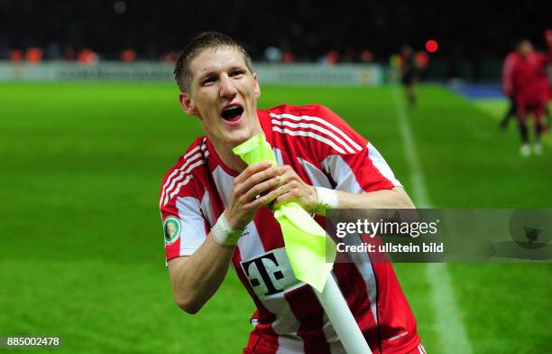 Deutschland Berlin Charlottenburg - DFB-Pokal, Saison 2009/2010, Finale, SV Werder Bremen - FC Bayern Muenchen 0:4 - Bayerns Bastian Schweinsteiger...