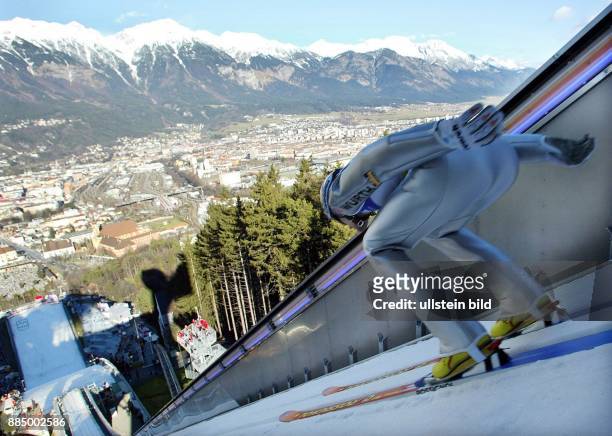 Vierschanzentournee, Skispringen in Innsbruck: Skispringer Sven Hannawald, D, in der Anlaufspur