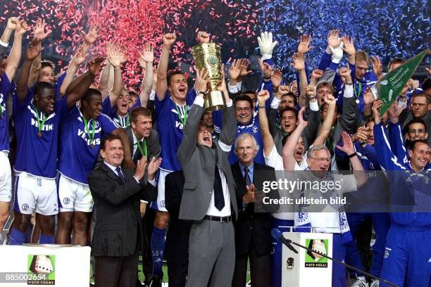 Pokal 2000/01, Finale FC Schalke 04 - 1. FC Union Berlin 2:0. Jubel der Schalker Mannschaft, darunter Gerald Asamoah und Tomasz Hajto, mit...