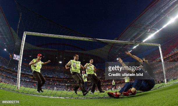 Finale, Portugal 1 Ein Mann, der das Spielfeld stürmt, verfängt sich im Tornetz; Ordnungskräfte laufen herbei.