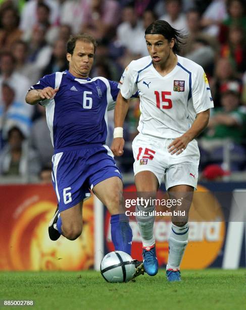 Portugal Halbfinale in Porto, Griechenland 0 Zweikampf um den Ball zwischen Angelos Basinas und Milan Baros