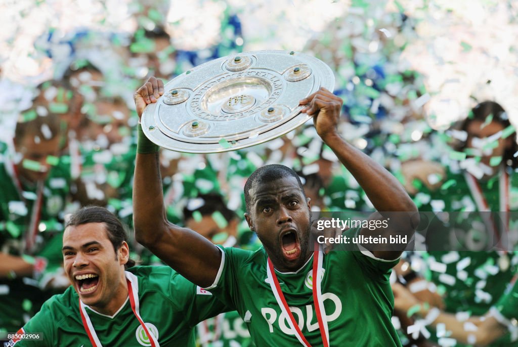 Wolfsburg Bundesliga, Saison 2008/2009, 34. Spieltag, VfL Wolfsburg - SV Werder Bremen 5:1 - der neue deutsche Meister Wolfsburg jubelt bei der Uebergabe der Meisterschale, Grafite praesentiert die Trophaee, neben ihm Alvim (l.)