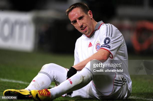 Ribery, Franck - Fussball, Mittelfeldspieler, FC Bayern Muenchen, Frankreich - sitzt auf dem Boden -