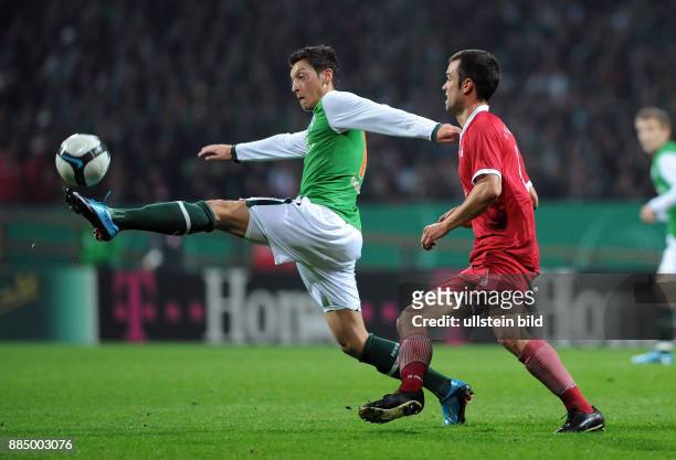 Deutschland Bremen Bremen - DFB-Pokal, Saison 2009/2010, Achtelfinale, SV Werder Bremen - 1. FC Kaiserslautern 3:0 - Zweikampf um den Ball zwischen...
