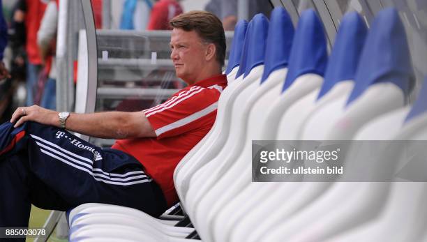 Gaal, Louis van - Fussball, Trainer, FC Bayern Muenchen, Holland - sitzt allein auf der Ersatzbank -