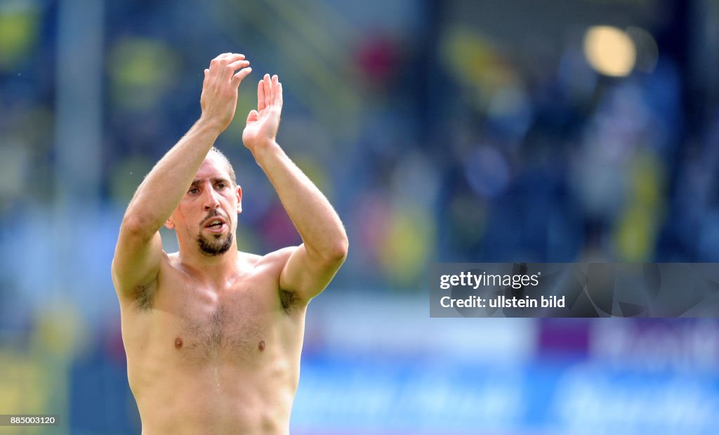 Ribery, Franck - Fussball, Mittelfeldspieler, FC Bayern Muenchen, Frankreich - bedankt sich bei den Fans nach dem Bundesligaspiel bei Borussia Dortmund (5:1)
