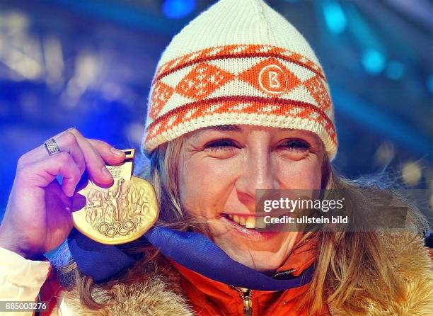 Siegerehrung Eisschnelllauf 1500m der Damen: Eisschnellläuferin Anni Friesinger mit Goldmedaille