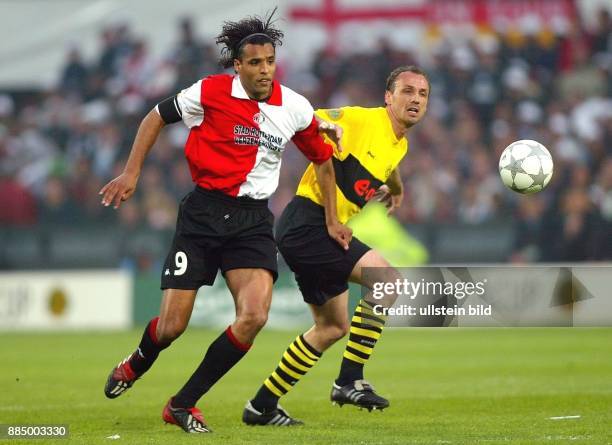 Fussball, Endspiel UEFA-Cup 2001/02, Feyenoord Rotterdam - Borussia Dortmund 3:2 Zweikampf um den Ball zwischen Stürmer Pierre van Hooijdonk und...