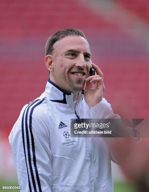 Ribery, Franck - Fussball, Mittelfeldspieler, FC Bayern Muenchen, Frankreich - telefoniert am Handy -