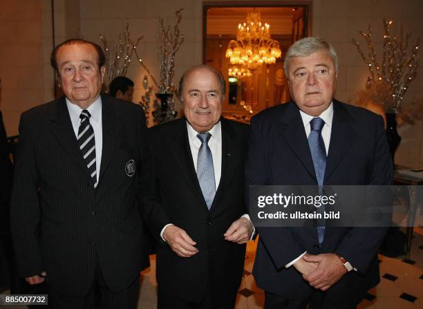 Japan Honshu Tokio - die Mitglieder des FIFA Exekutivkomitees Nicolas Leoz , Joseph Blatter und Ricardo Teixeira bei der FIFA Klub-Weltmeisterschaft -