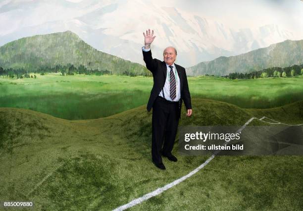 Blatter, Joseph - Praesident, FIFA, Schweiz - steht in einer Kulisse im International Broadcast Centre in Muenchen, dem Uebertragungszentrum fuer die...