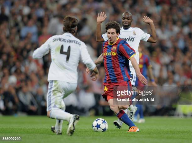 Spanien Madrid Madrid - UEFA Champions League, Saison 2010/2011, Halbfinal-Hinspiel, Real Madrid - FC Barcelona 0:2 - Barcelonas Lionel Messi auf dem...
