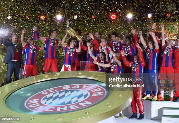 Borussia Dortmund - FC Bayern Muenchen Die Bayern bejubeln im Konfetti-Regen den Pokalsieg