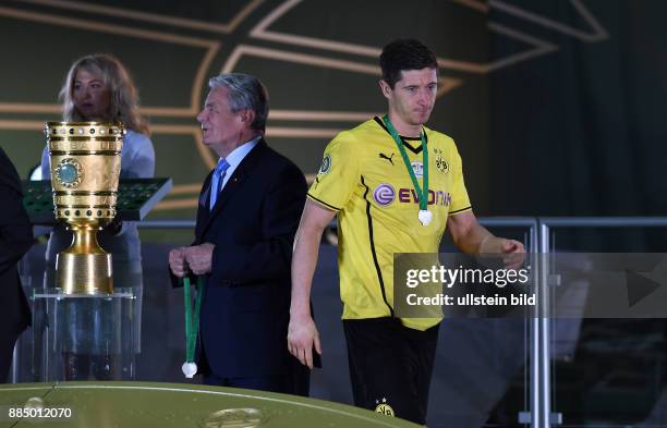 Borussia Dortmund - FC Bayern Muenchen Robert Lewandowski verlaesst nach der Niederlage enttaeuscht das Podium