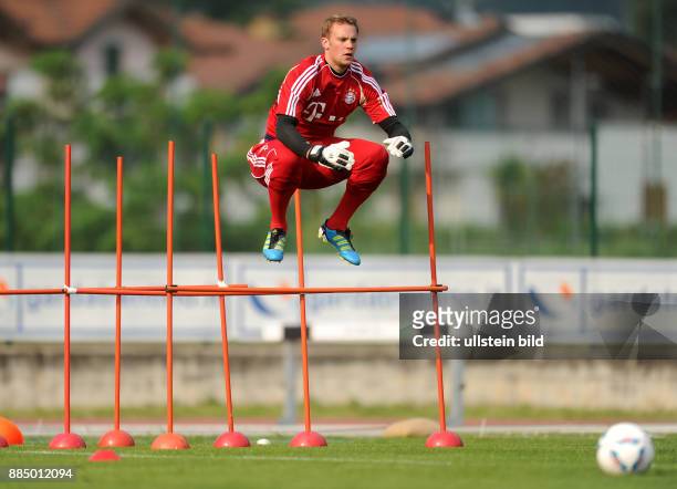 Neuer, Manuel - Fussball, Torhueter, FC Bayern Muenchen, D - Sprunguebungen beim Trainingslager in Arco -