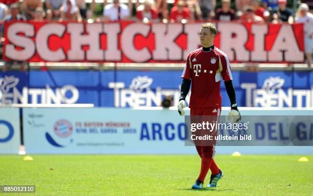 Neuer, Manuel - Fussball, Torhueter, FC Bayern Muenchen, D - beim Trainingslager in Arco - im Hintergrund ein Banner der Ultra-Gruppierung...